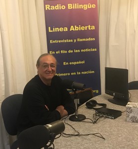 El reconocido cantautor mexicano, Gabino Palomares en una visita a los estudios de Radio Bilingüe en sus estudios generales en Fresno, California.