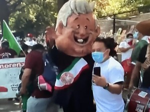 Manifestantes mexicanos que acudieron entusiasmados a saludar a su presidente en Washington.