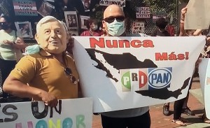 Otros manifestantes que acudieron al encuentro Trump-Amlo deploran el pasado político mexicano.