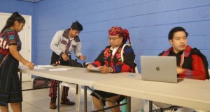 Como parte de la campaña para promover el conteo del censo, mayas de la etnia Mam tocan la marimba en el vecindario de Fruitvale, en Oakland, California.