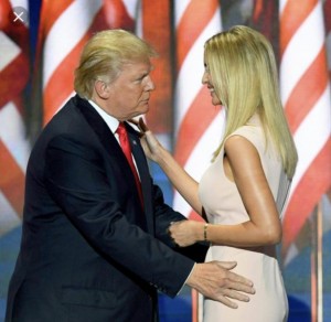 El presidente Trump, precedido por su hija Ivanka , quien le cede la palabra en su discurso de aceptación de la nominación como candidato republicano a la presidencia de EE UU.