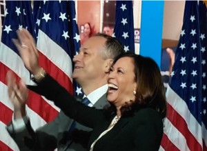 Kamala Harris y su esposo, Douglas Emhoff en la convnción. 