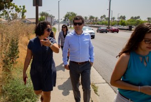 Cristina García muestra su distrito a Jared Blumenfeld en agosto de 2019. Foto: Oficina de García.