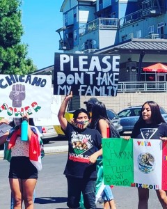 Manifestantes latinos protestan contra la separación de familias inmigrantes.