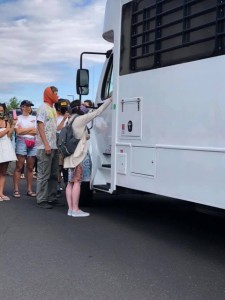 Manifestantes bloquean la salida de los camiones de ICE que intentaban llevarse a Marco y Josué.