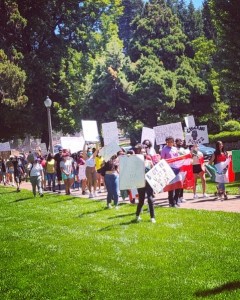 Protesta en contra de las acciones de ICE en Bend, Oregon.