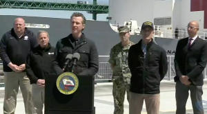 El gobernador de California, Gavin Newsom anunció la moratoria de desalojo en una conferencia de prensa el lunes en el puerto de Los Ángeles, CA. Foto: https://www.losfelizledger.com.