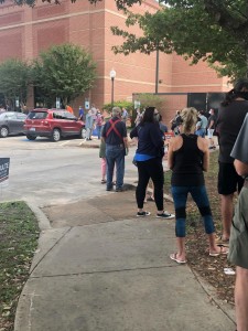 Otra de las larguísimas filas para la votación en el precinto electoral Del condado de Harris, Texas.