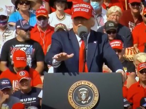 El presidente y candidato a la presidencia, Donald Trump en un mitin de campaña.