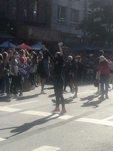 La gente invadió las calles, bailó, cantó y gritó consignas poco amables contra Trump.