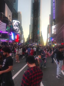 En Times Square una céntrica e icónica plaza de la ciudad de Nueva York, usualmente abarrota de gente pero últimamente vacía por efecto de la pandemia de coronavirus, el sábado volvió a llenarse con las manifestaciones de júbilo por el triunfo de Biden-Harris.