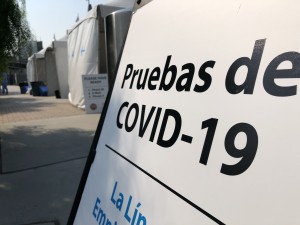 Señalamiento que indica el camino hacia un centro de pruebas de Covid-19 en San Ysidro, California.