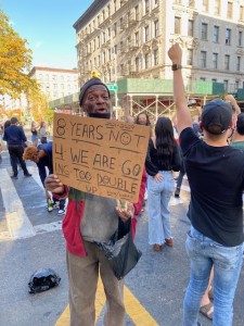 Este residente de Washington Heights, en el alto Manhattan, pedía 8 años para Biden. Foto: David Mancillas.