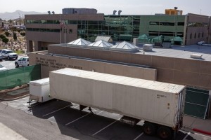 Morgues móviles afuera de la Oficina del Médico Forense del Condado de El Paso. Foto: Corrie Boudreaux / El Paso Matters.