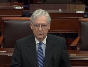 Mitch McConnell, líder de la mayoría republicana en el Senado, quien ha retenido la negociación del ayuda por la pandemia.