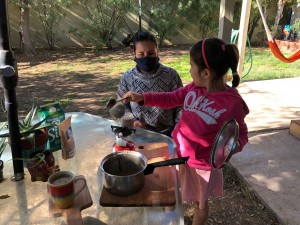 Shara Nieto y su hija Catalina de 6 años preparan atole con pinole.