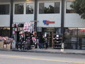 Sobreviven comercios ambulantes mientras se ordena reabrir a los negocios del área.