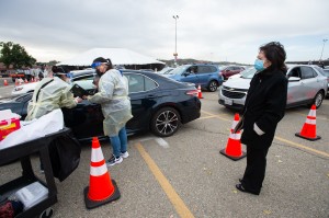 Hilda Solís, jefa de los Supervisores, observa el inicio de la vacunación  en el estacionamiento de Fariplex, lugar de la Feria del Condado de Los Ángeles.