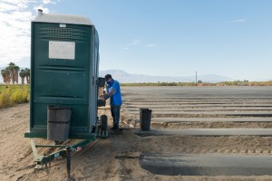 El trabajador agrícola David López se toma un breve descanso. Dijo que es cuidadoso de usar su máscara y lavarse las manos. 