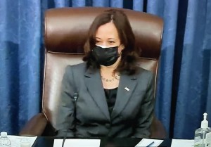 La vicepresidenta de Estados Unidos, Kamala Harris rompió el empate de los votos la madrugada de hoy jueves en el Senado. 