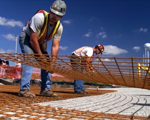 Trabajadores latinos de la construcción en Estados Unidos. Foto https://www.policymattersohio.org.