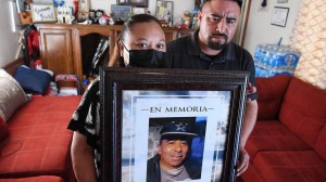 Claudia Cruz (izq) con su hijo Juan Cruz, (der), sostiene una foto enmarcada de su esposo Pedro Cruz Mendoza, quien murió de COVID-19 el 18 de marzo. Aquí, en una entrevista en la casa de la familia en Lemoore. Foto: RIC PAUL ZAMORA ezamora@fresnobee.com