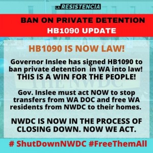 El gobernador demócrata, Jay Inslee firma la propuesta legislativa que se convirtió en la Ley HB 1090.