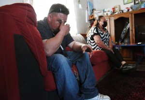 Juan Cruz inclina la cabeza mientras su madre, Claudia Medina habla sobre su esposo, Pedro Cruz Mendoza durante una entrevista en la casa de la familia en Lemoore, CA, el 6 de abril de 2021. Foto: Eric Paul Zamora / The Fresno Bee.