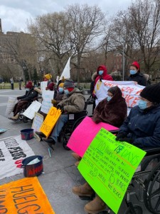 Muchos trabajadores en huelga de hambre asistieron a la conferencia de prensa en Washington Square Park en sillas de rueda, en una helada mañana neoyorquina.