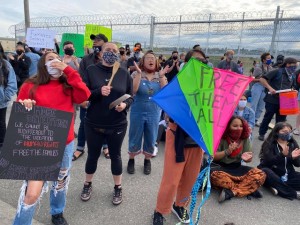 Protesta frente al centro de detencion, NWDC: Las familias deben ser reunidas, dicen los defensores de los inmigrantes.