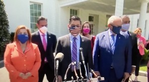 Grupo Legislativo Latino de la Cámara de Representantes en conferencia de prensa afuera del Salón Oval de la Casa Blanca.