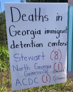 Cartel con datos sobre muertes en centros de detención de Georgia.