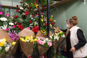 Graciela Osorio es propietaria de la Floristería Gracy's en el Este de Los Ángeles, California, negocio que manejaba con su marido.