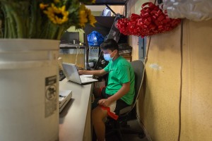 Abraham Osorio se conecta a sus clases en línea desde la florería.