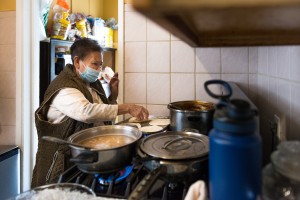 Cleotilde Servin prepara el almuerzo para los miembros de la familia que viven con ella, entre ellos dos hijas, un hijo y varios nietos.