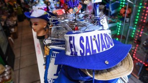 Un maniquí de bebé con temática salvadoreña, en el centro, se exhibe afuera de la tienda Recuerdos de Mi País (Memories of My Country) en Mendota. Crédito: Craig Kohlruss / The Fresno Bee