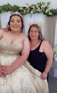 Hermila Navarro, en su fiesta de Quinceañera con su hermana mayor. Foto: Madi Bolaños.