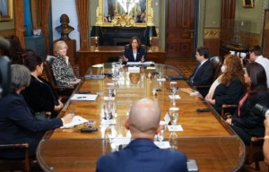 Reunión de la Vicepresidenta Kamala Harris con juezas y funcionarios guatemaltecos. Foto: Twitter.