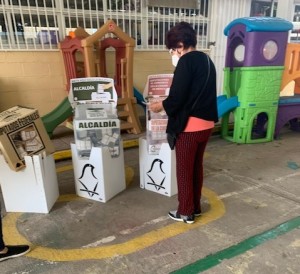 Persona depositando la urna en la alcaldía iztapalapa donde ganó Morena