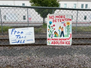 Carteles en las rejas exteriores del Centro de Detención del Noroeste, en Tacoma, Washington. Foto: La Resistencia