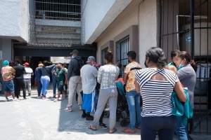 Refugiados esperan su turno para ser atendidos...