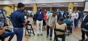 Secretario de Salud y Recursos Humanos, Xavier Becerra conversa con trabajador que estan por vacunarse. Foto: Rubén Tapia.