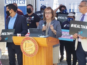 Senadora María Elena Durazo, promueve en la Clínica Romero la cobertura para migrantes de 50 años y más. 