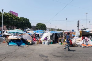 Los solicitantes de asilo de México, América Central, África y el Caribe acampan en El Chaparral Plaza en Tijuana, México, mientras esperan que sus casos de inmigración sean escuchados en los EE. UU. Foto: Saul Sarabia.