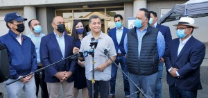 Xavier Becerra, Secretario de Salud y Recursos Humanos declarando ante los medios en la Clínica de Salinas. Foto: Jesús Ramírez.