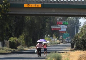 Una mujer camina con una joven al lado por una orilla de Tipton. Foto: John Walker / JWALKER@FRESNOBEE.COM.