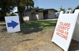 Clínica de Vacunación en Tipton, condado de Tulare. Foto: John Walker / JWALKER@FRESNOBEE.COM . 