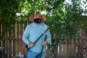 Jaime Isidoro ha estado trabajando en los campos de California desde que emigró de Puebla, México, en 2000. “Empiezas a trabajar, a sudar y la camiseta debajo se empapa y te sientes refrescado cuando estás bañado en sudor