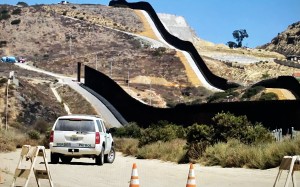 Patrulla Fronteriza recorre un tramo del muro fronterizo entre México y Estados Unidos. Foto: José López Zamorano.