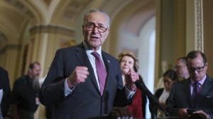 Tras el debate en el Senado, el líder de esa cámara, Charles Schumer habla con la prensa en los pasillos del Congreso. Foto: https://www.kiro7.com.